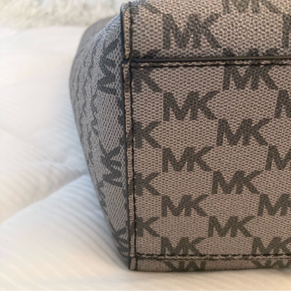 Michael Kors Jet Set Travel Tote - Picture 10 of 14